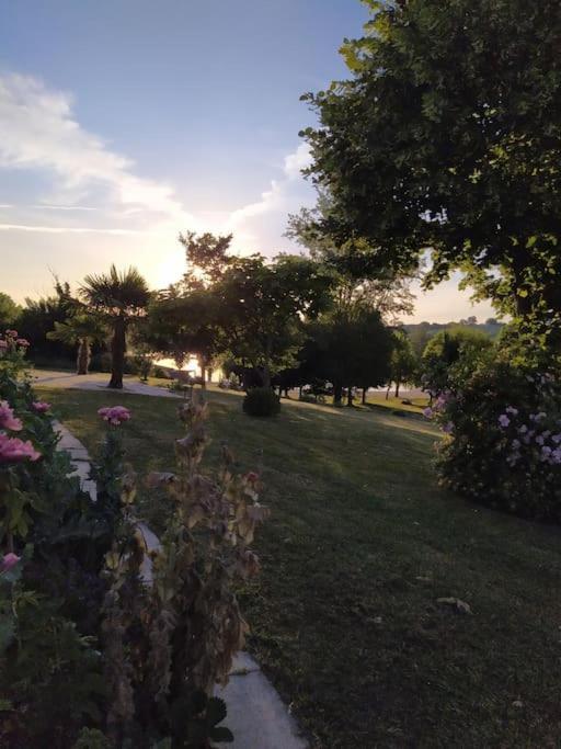 Grande Maison Avec Vue Sur Le Lac Saramon Ngoại thất bức ảnh